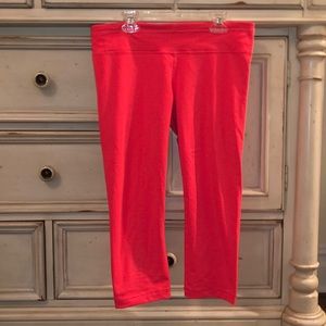 neon pink / salmon colored cropped-leggings